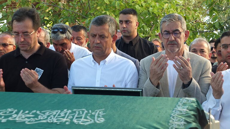 ozgur-ozel-burhaniyede-cenaze-torenine-katildi-s36aMEeO.jpg
