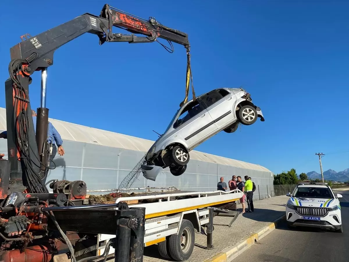 antalyada kaza otomobil muz serasina carpti QMBNwUIV