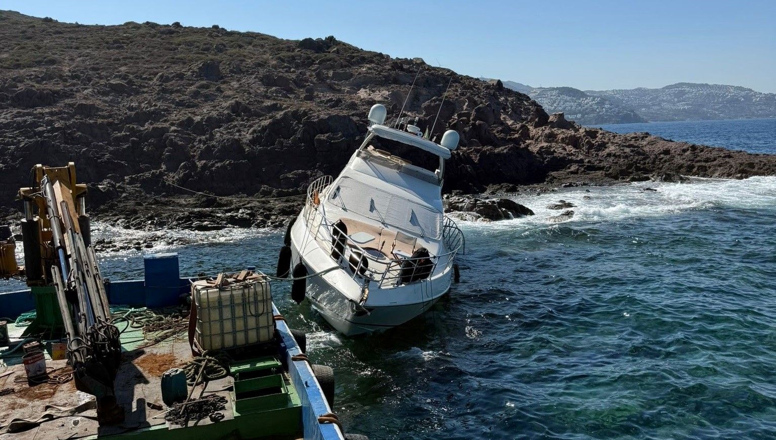 bodrumda motoryat servis botuyla birlikte karaya vurdu 6UBeus7T