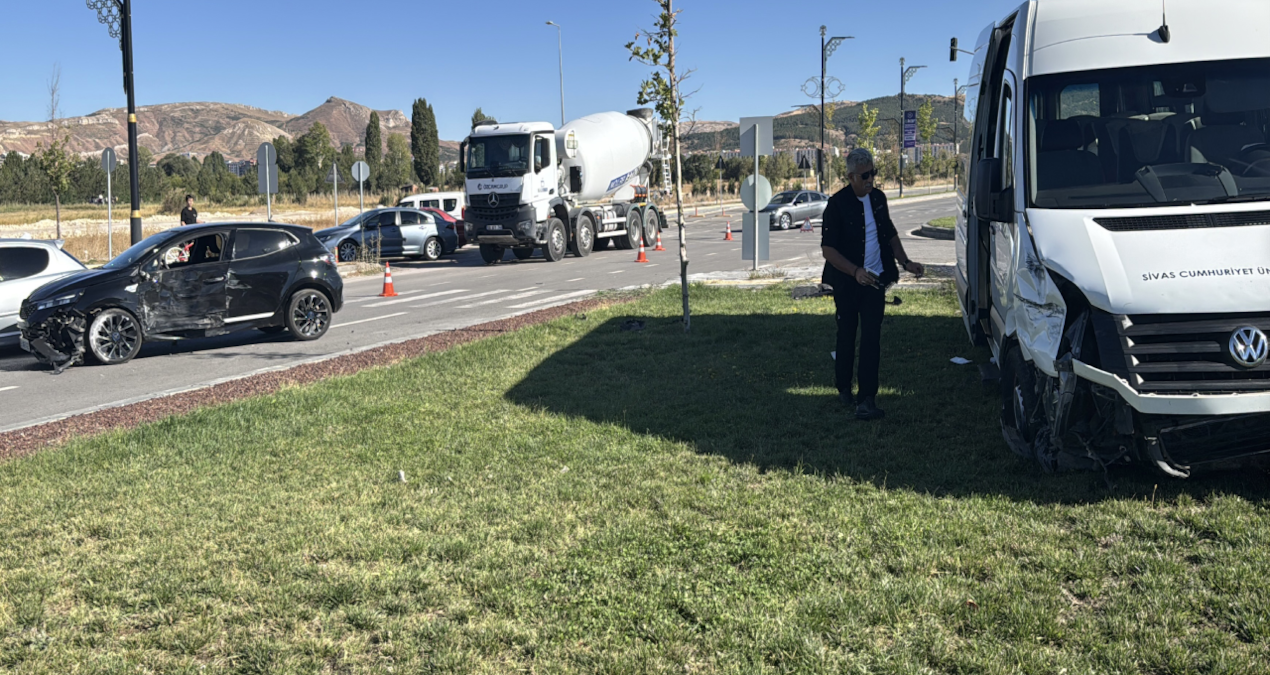 sivasta minibus ile otomobilin carpistigi kazada 3 kisi yaralandi 6FQBxjk9