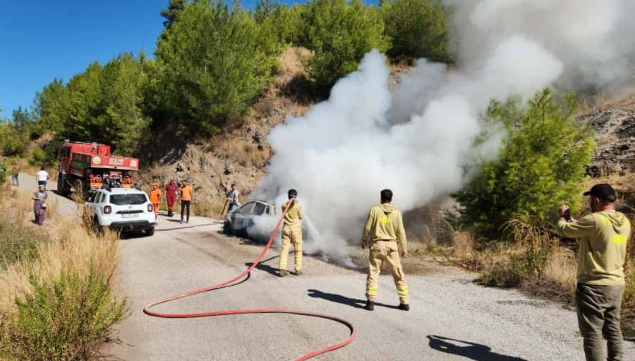 yanan araca orman ekipleri mudahale etti yBSKpKM8