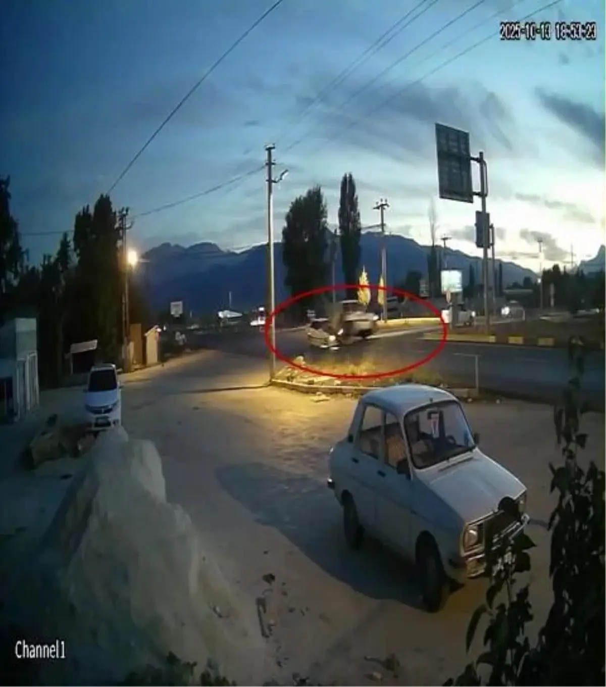 antalyada hafif ticari arac ile otomobil carpisti 4 yarali jO5wGCEu.jpg