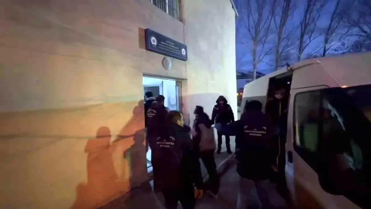 erzurumda kacak gocmen operasyonu 20 yakalandi 3 tutuklandi 5mzNuyUH.jpg