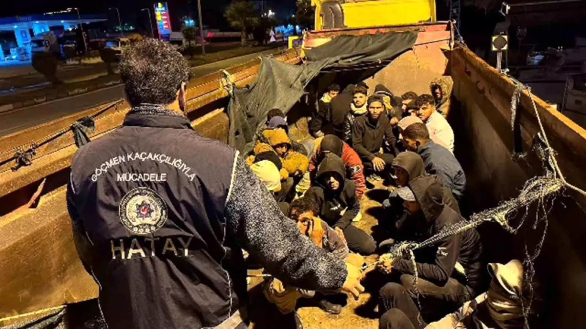 hatayda insan taciri hafriyat kamyonunda 28 kacak gocmenle yakalandi LPNq4bBb.jpg