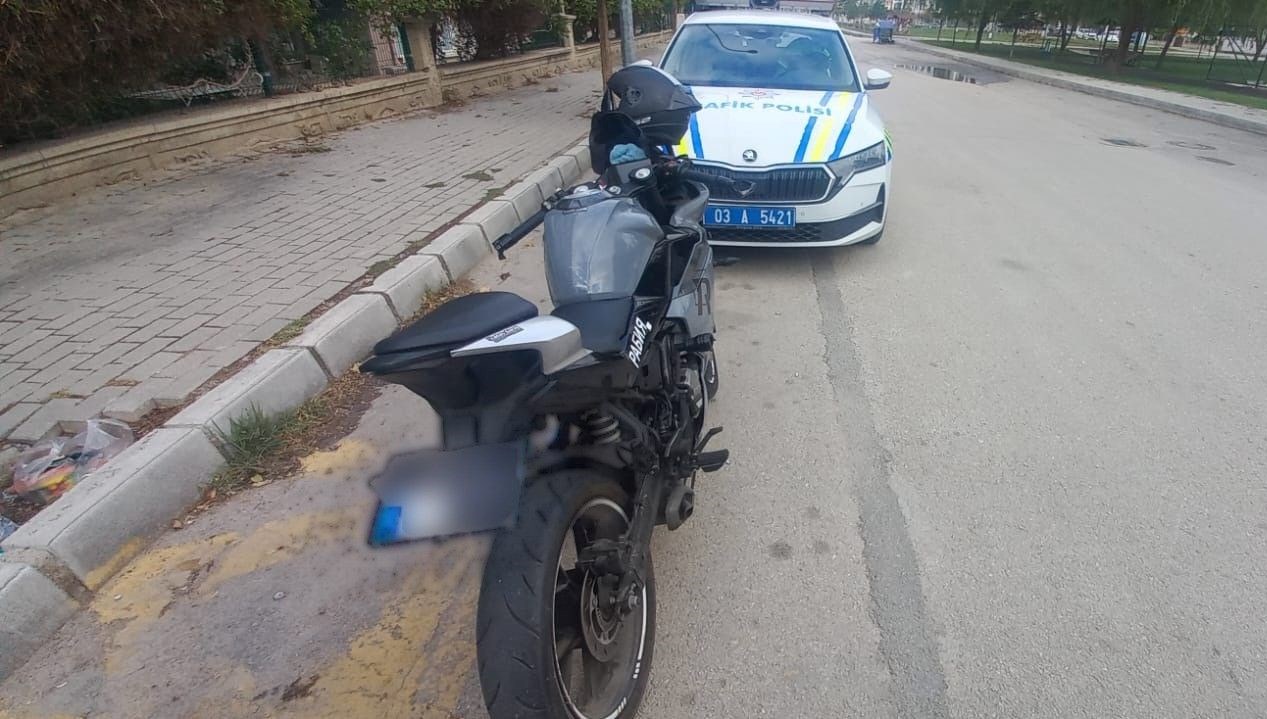 motosikletinin plakasini bantla degistiren surucu polise yakalandi gIRwb8ju