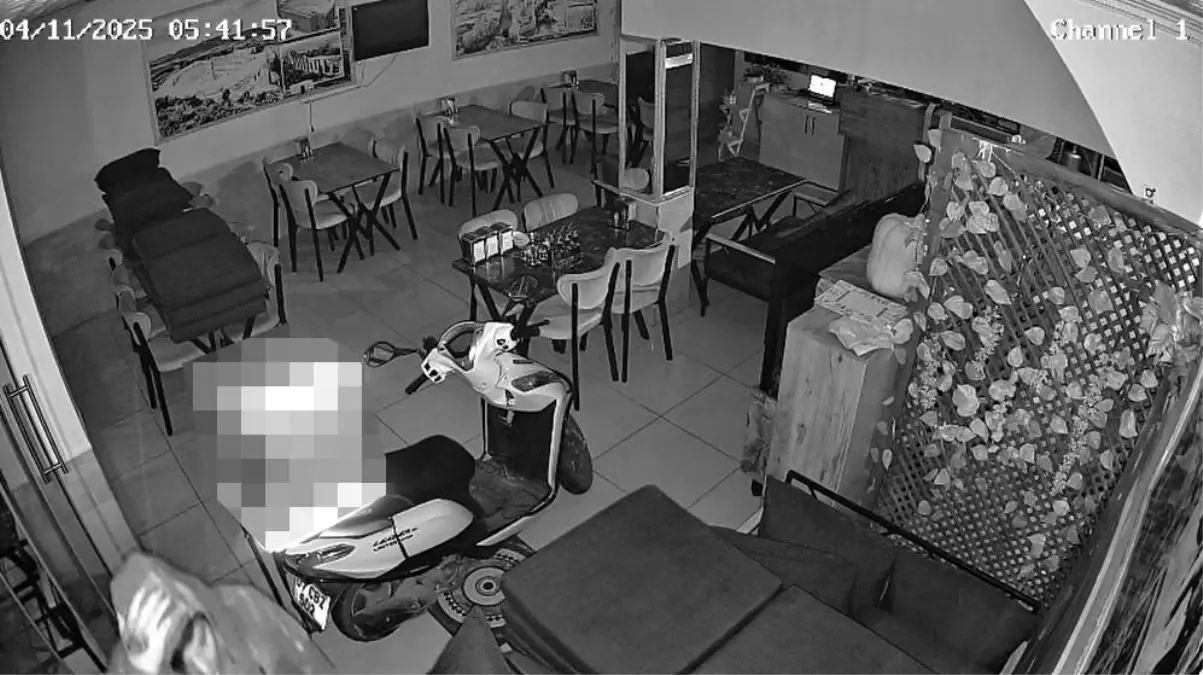 antalyada hirsiz restorana girdi para ve motosikleti caldi Uc82Lwi3.jpg