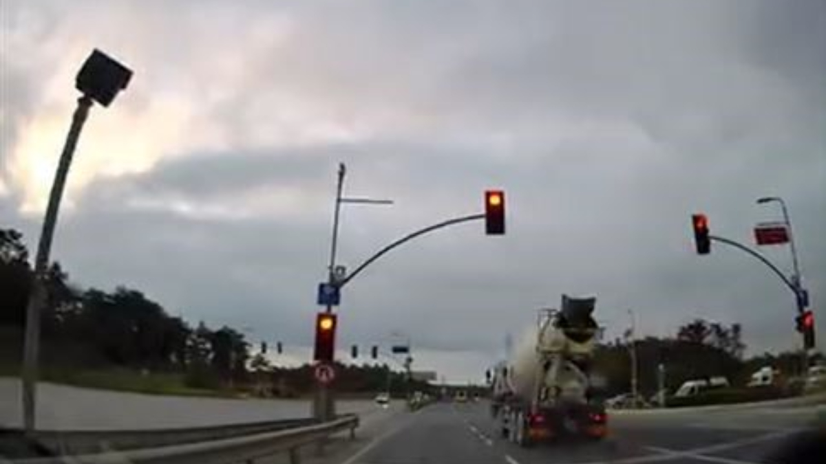 istanbulda kirmizi isik ihlali sonrasi suruculer olumden dondu 3PhraF2A.jpg