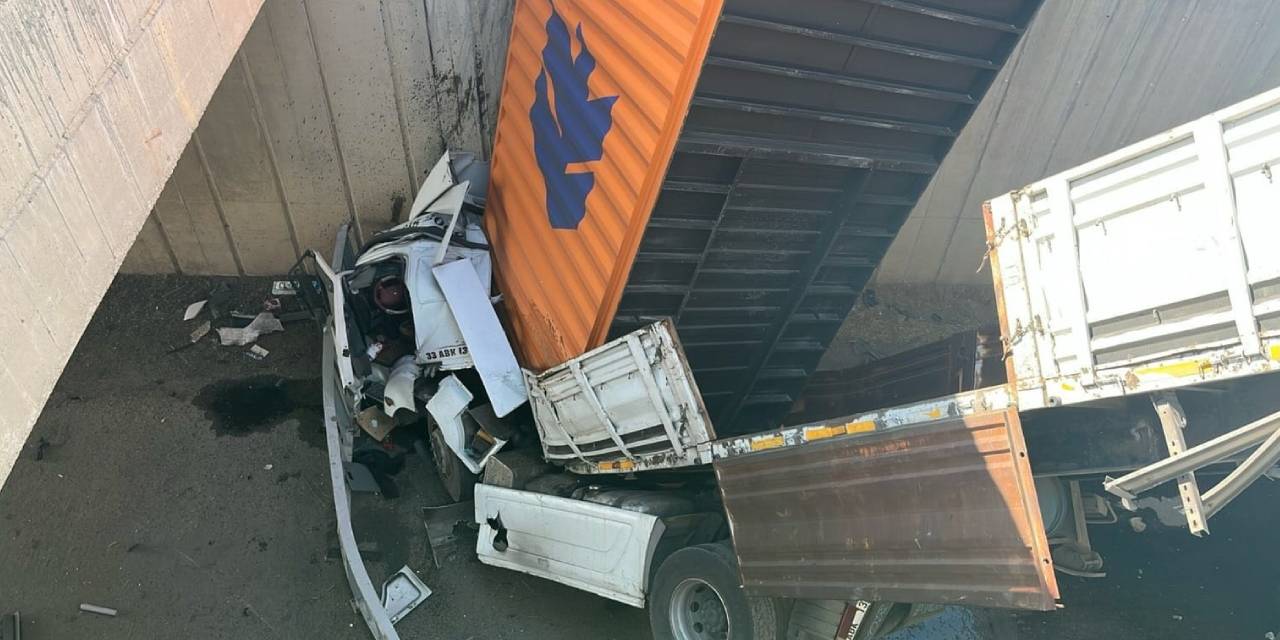 kamyonetle carpisan tir kopruden uctu VFVcAAQM.jpg