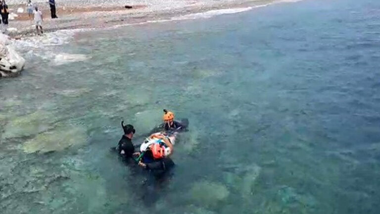 olum-kalim-savasi-verdi-antalyada-kayaliklardan-dusen-sahis-icin-alarm-verildi-rZvwKqQv