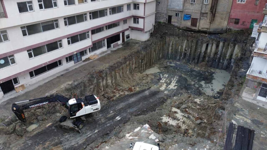 Hakkari’de Zemin Kayması Alarmı: Binalar Tahliye Edildi